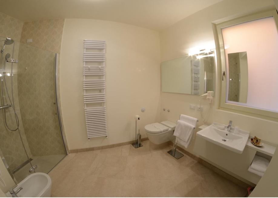 Kopalnica v nastanitvi Aromi Piccolo Hotel