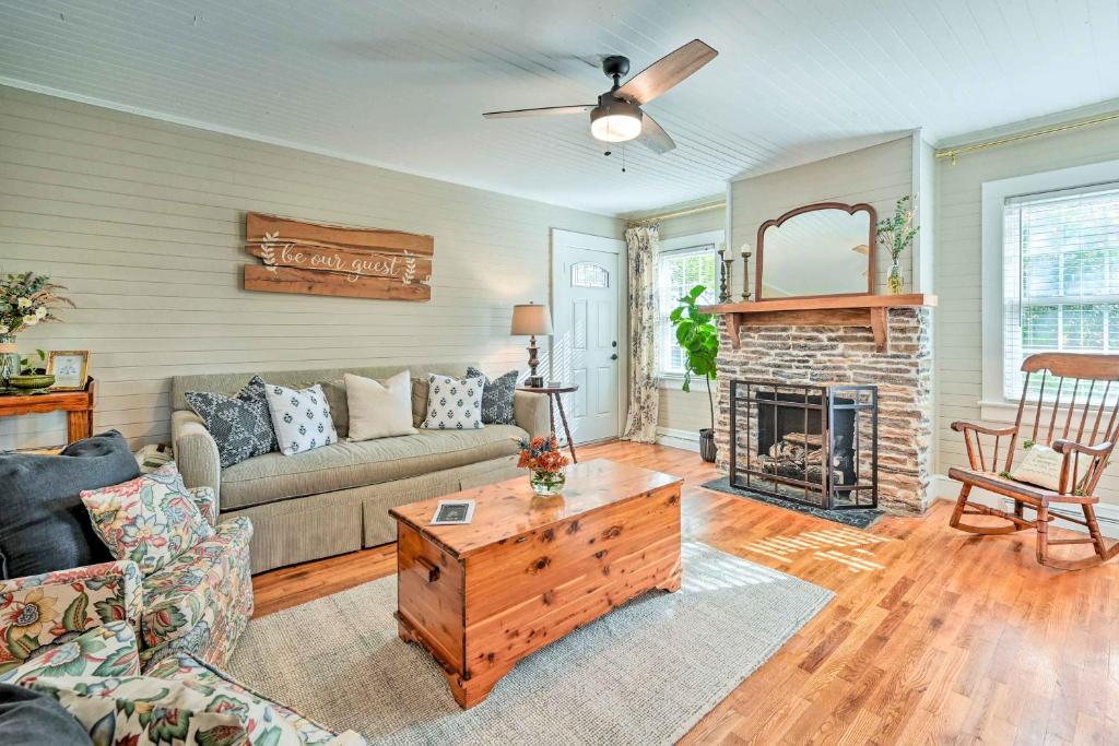 sala de estar con sofá y chimenea en Farmhouse Cottage on 10 Acres Trails On-Site, en Monticello
