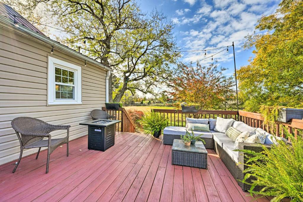 Farmhouse Cottage on 10 Acres Trails On-Site - Casa De Vacaciones