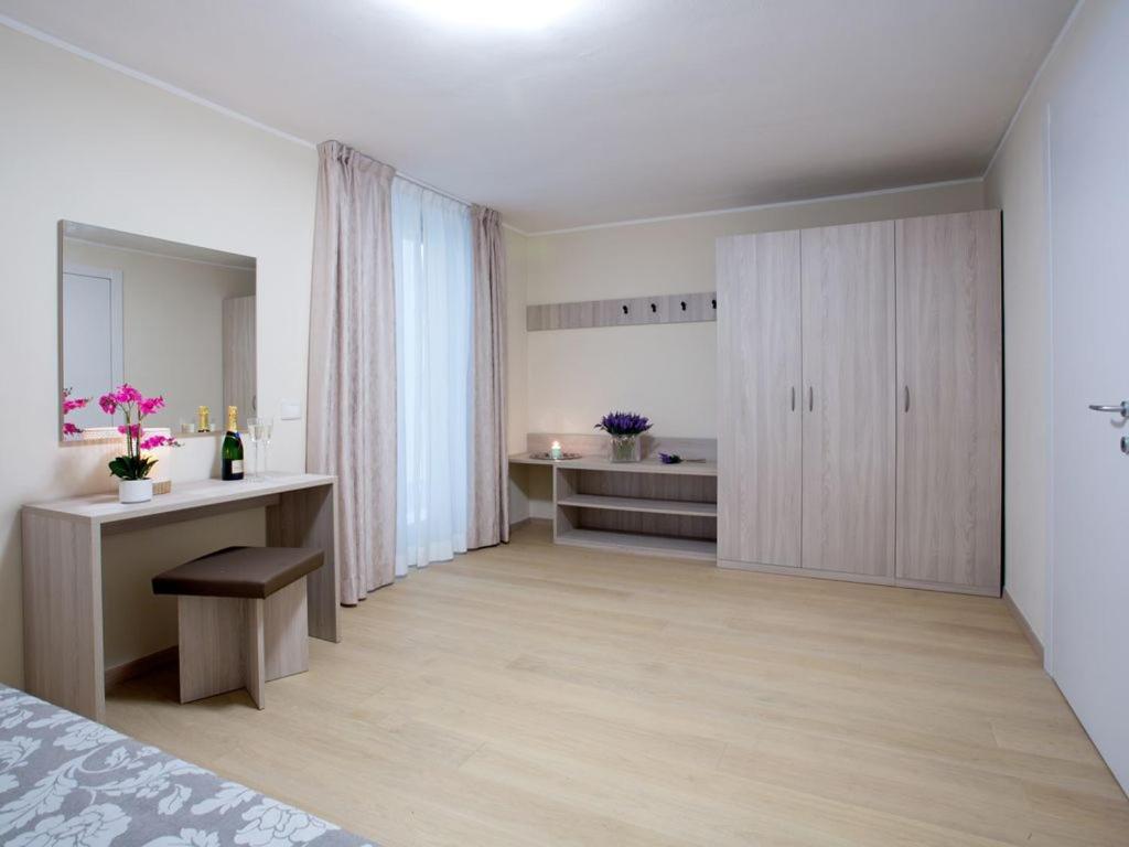 Postel nebo postele na pokoji v ubytování SALA COMACINA APARTMENT NO 1-SLEEPS 10 by Italian Apartments