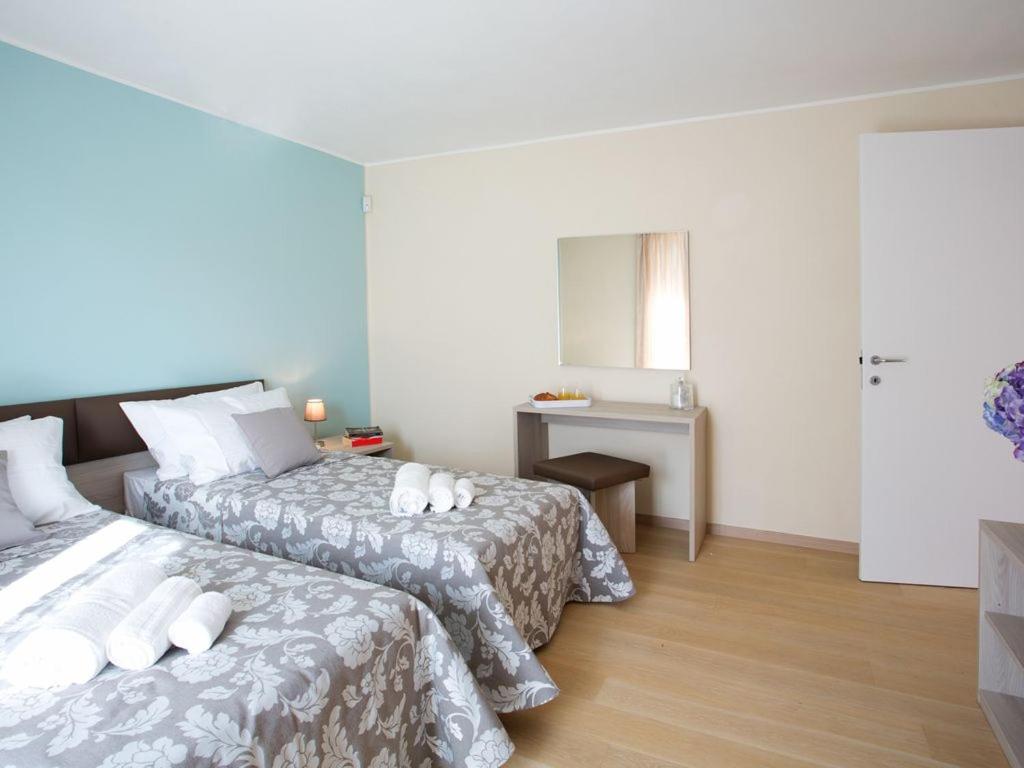 Postel nebo postele na pokoji v ubytování SALA COMACINA APARTMENT NO 1-SLEEPS 10 by Italian Apartments