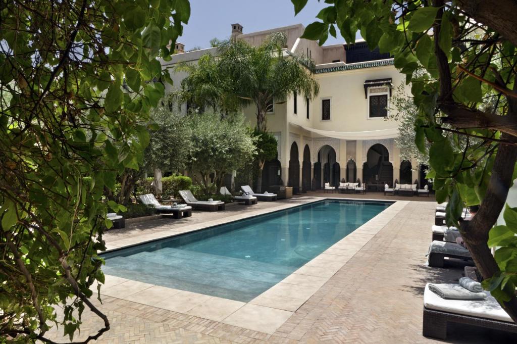 una piscina di fronte a una casa di La Villa des Orangers - Relais & Châteaux a Marrakech