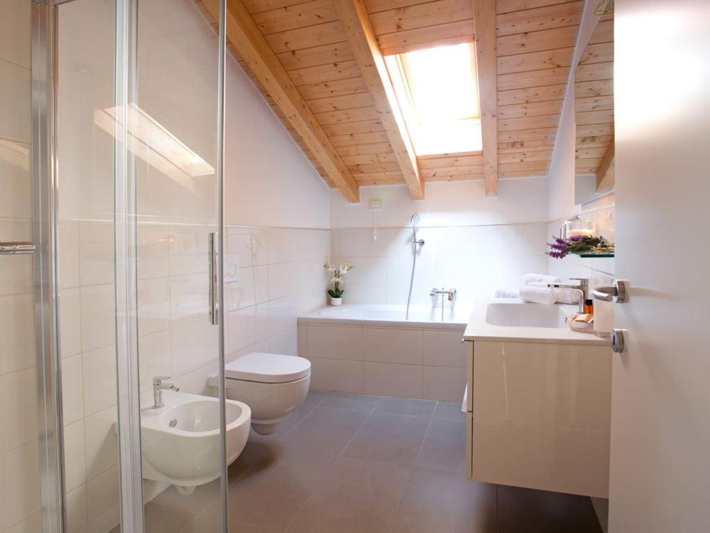 Koupelna v ubytování SALA COMACINA APARTMENT NO 1-SLEEPS 10 by Italian Apartments