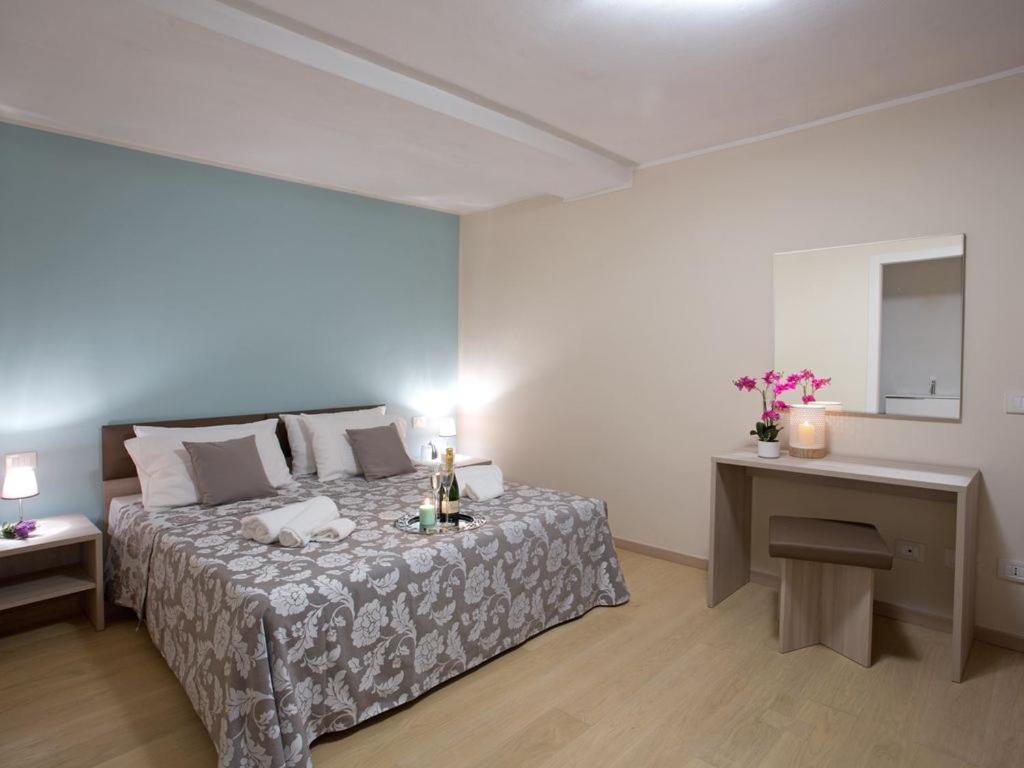 Postel nebo postele na pokoji v ubytování SALA COMACINA APARTMENT NO 1-SLEEPS 10 by Italian Apartments