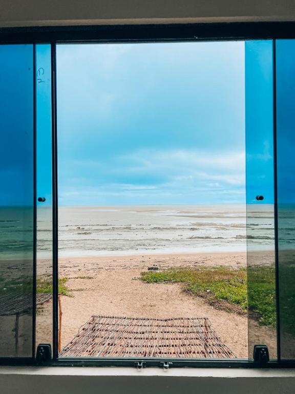 a view of the beach from a window at Pousada Casa Boa Milagres a beira mar ideal para curtir a Rota dos Milagres in Barra do Camaragibe