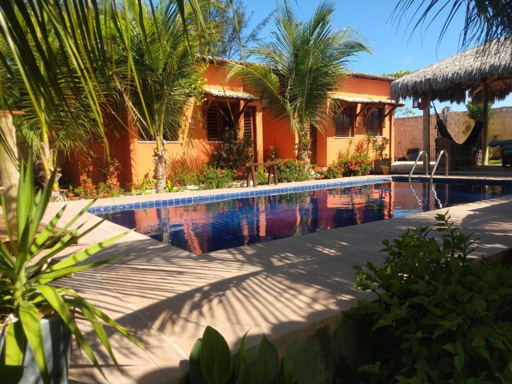 una piscina frente a una casa en Chalés Farol Village, en Fortim