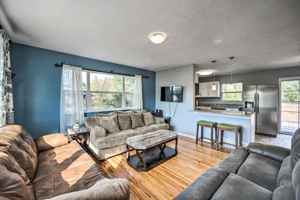 ein Wohnzimmer mit einem Sofa und einem Tisch in der Unterkunft Colorado Springs Home with Deck about 6 Mi to Dtwn! in Colorado Springs