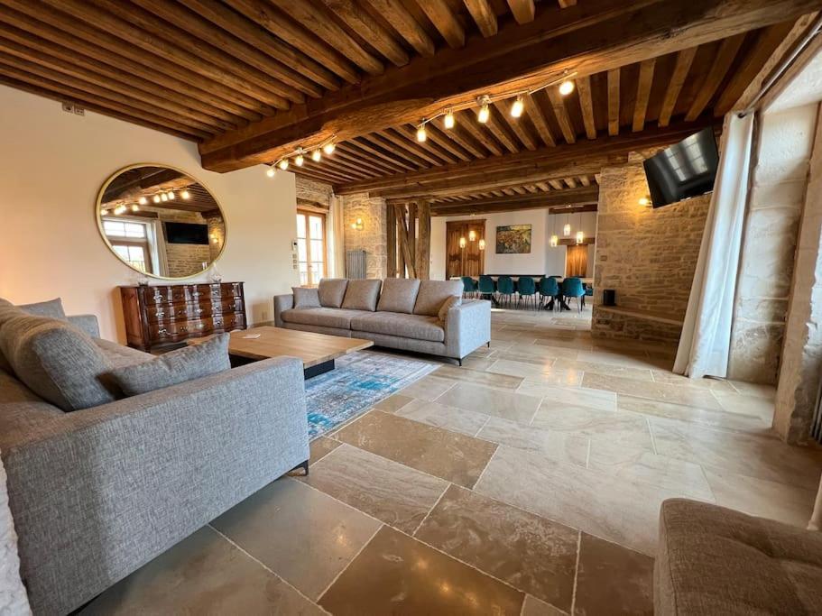 Sala de estar con 2 sofás y TV en La Bastide De Chassagne-Montrachet, en Chassagne-Montrachet