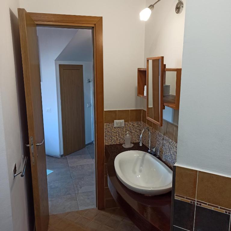 A bathroom at Appartamento fiera di roma e aereoporto fiumicino