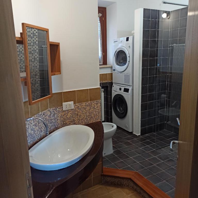 A bathroom at Appartamento fiera di roma e aereoporto fiumicino