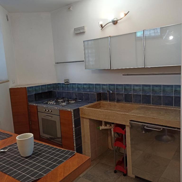 A kitchen or kitchenette at Appartamento fiera di roma e aereoporto fiumicino