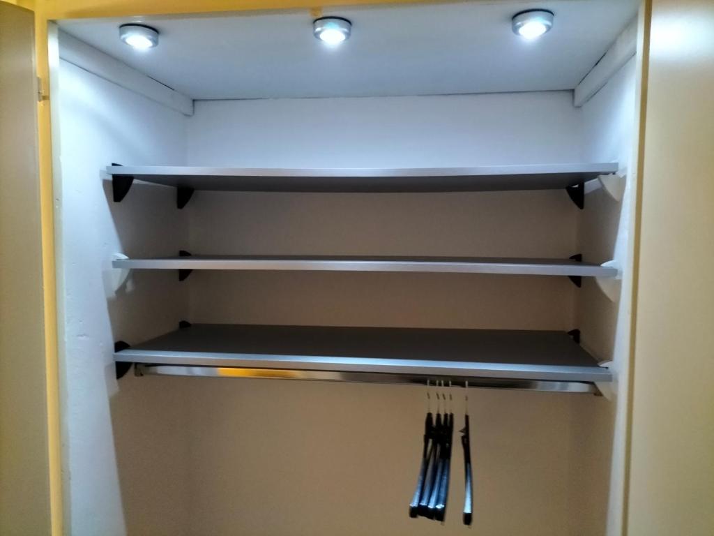 een lege koelkast met verlichting op de planken bij Stuttgart Holiday 02 in Stuttgart