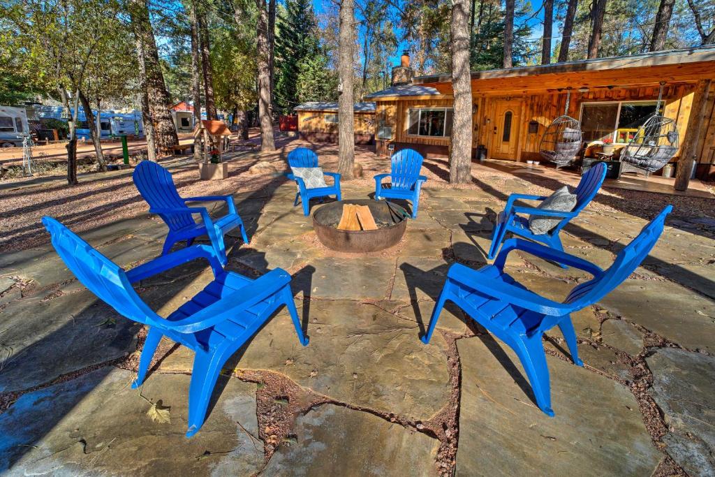 Fotografie z fotogalerie ubytování Patio and Fenced Yard Cozy Payson Cabin Retreat v destinaci Payson