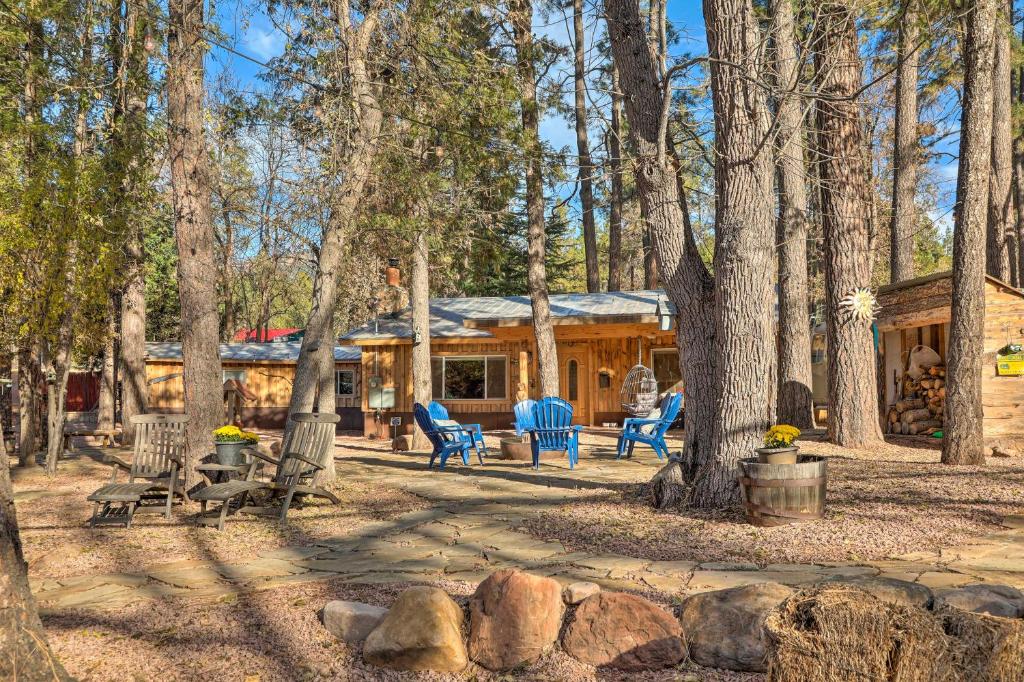 Zahrada ubytování Patio and Fenced Yard Cozy Payson Cabin Retreat