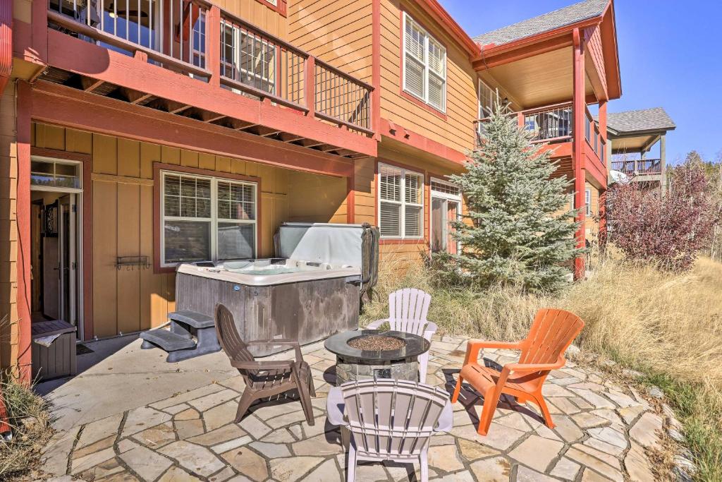 Fraser Townhome with Private Hot Tub!, Fraser (updated prices