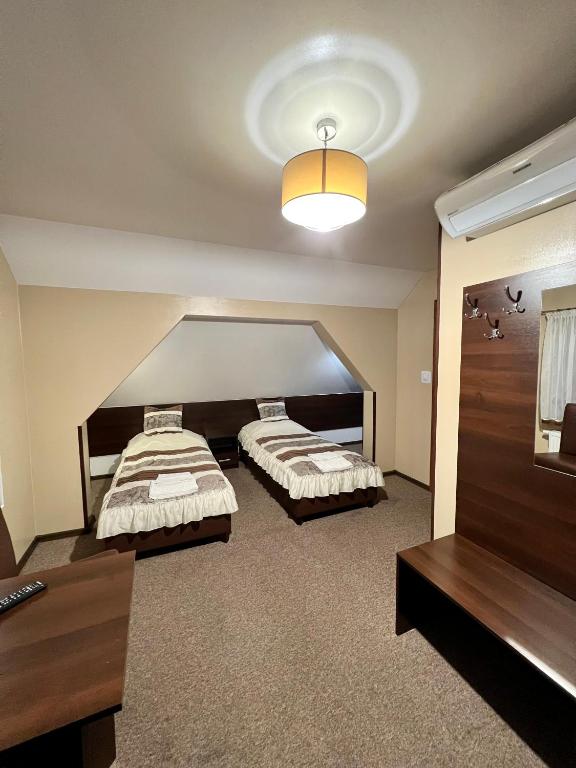 Posteľ alebo postele v izbe v ubytovaní Apartamenty Ostrowiec - Pokoje Gościnne Centrum