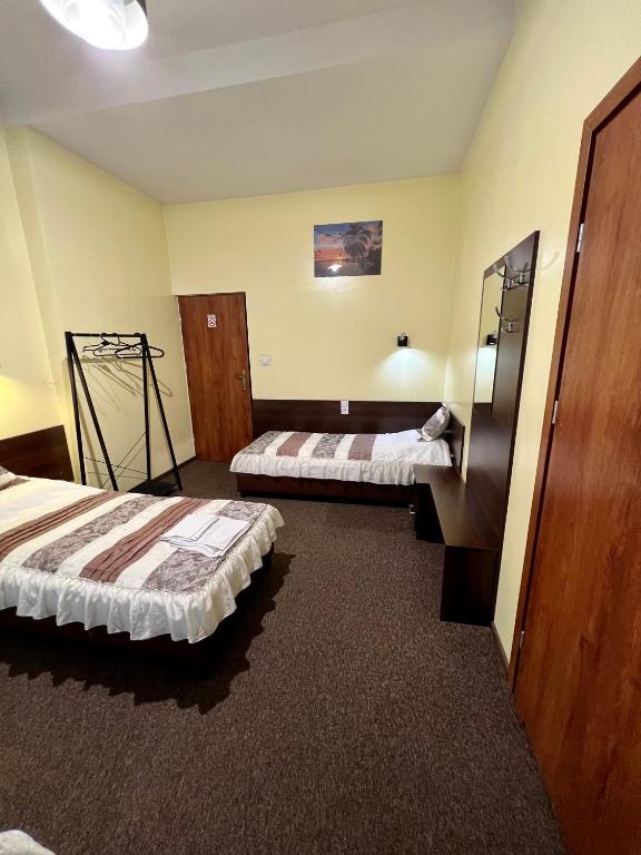 Posteľ alebo postele v izbe v ubytovaní Apartamenty Ostrowiec - Pokoje Gościnne Centrum