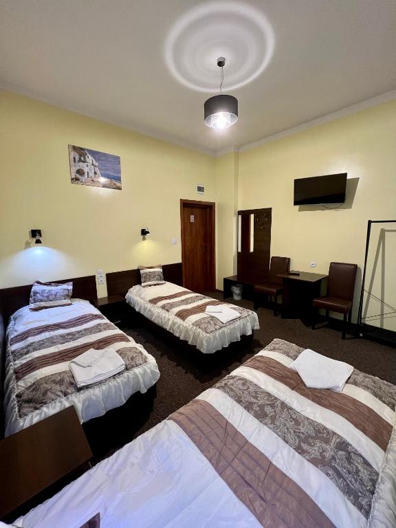 Posteľ alebo postele v izbe v ubytovaní Apartamenty Ostrowiec - Pokoje Gościnne Centrum