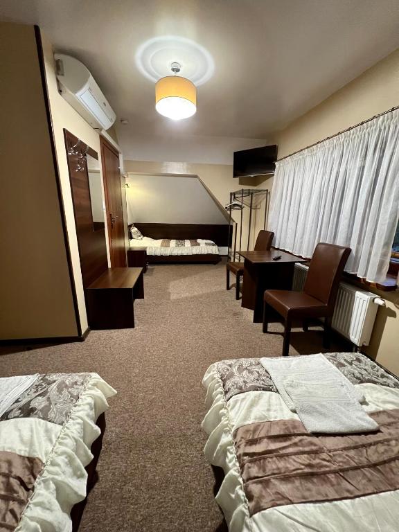 Posteľ alebo postele v izbe v ubytovaní Apartamenty Ostrowiec - Pokoje Gościnne Centrum