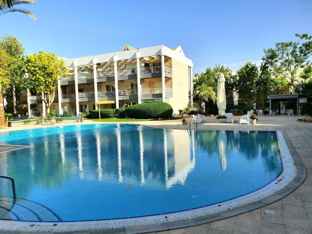 בריכת השחייה שנמצאת ב-Barak Royal suites VIP 134 - חמש דקות מהים ומהטיילת או באזור