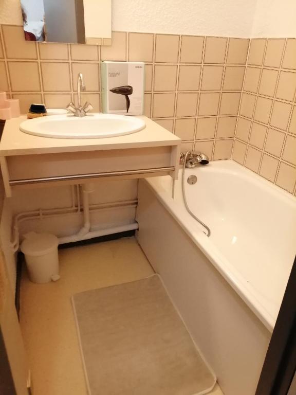 a bathroom with a sink and a bath tub at petit nid montagnard in Rousset