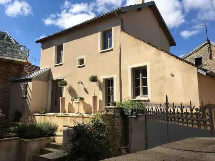 una casa con una valla delante de ella en Maison de Campagne in Beautiful Burgundy, en Noyers-sur-Serein