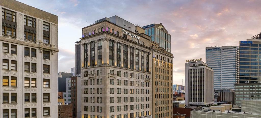 ein hohes Gebäude mitten in einer Stadt in der Unterkunft Hotel Indigo Nashville - The Countrypolitan in Nashville