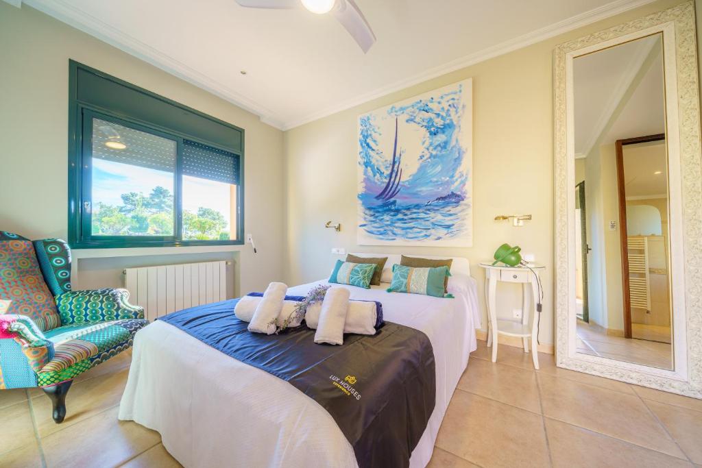 Postel nebo postele na pokoji v ubytování VIlla Jaruco Lux, exclusiva zona residencial con Piscina & Aircon