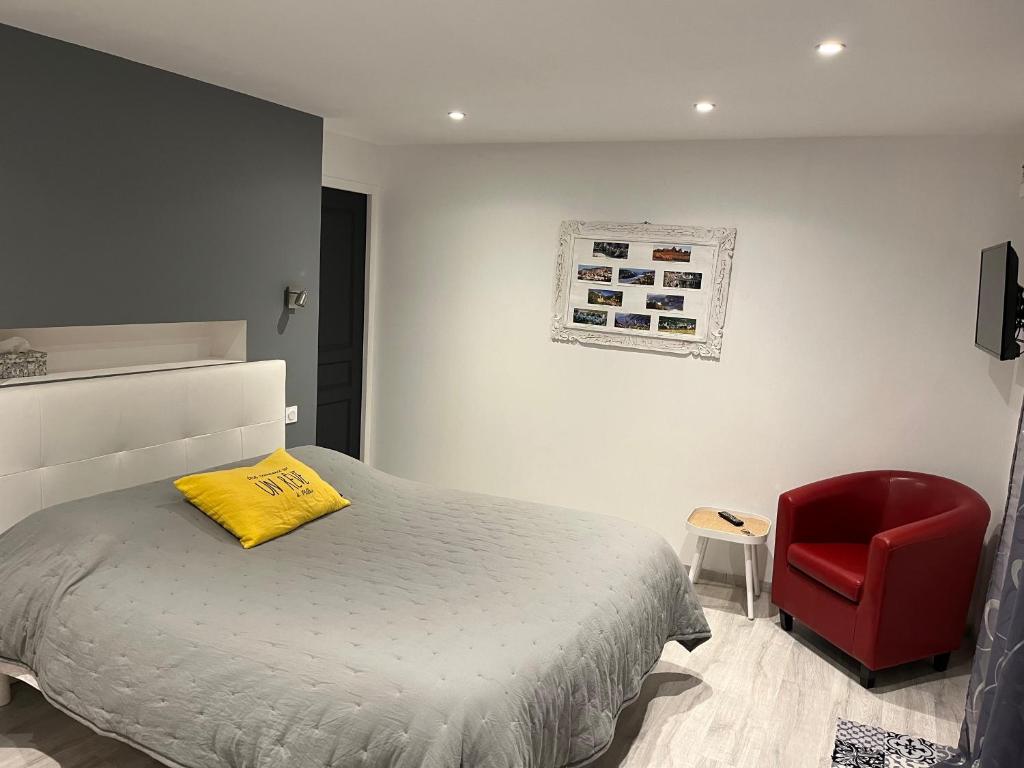 Säng eller sängar i ett rum på Loubat Christophe
