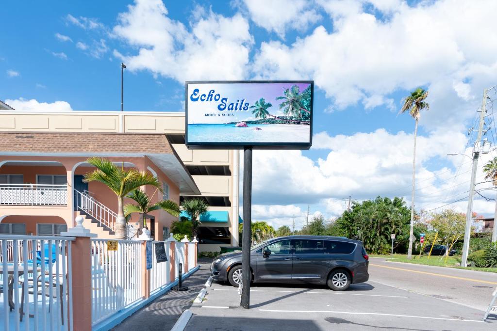 un cartello per un'auto parcheggiata di fronte a un edificio di Echo Sails Motel a Clearwater Beach