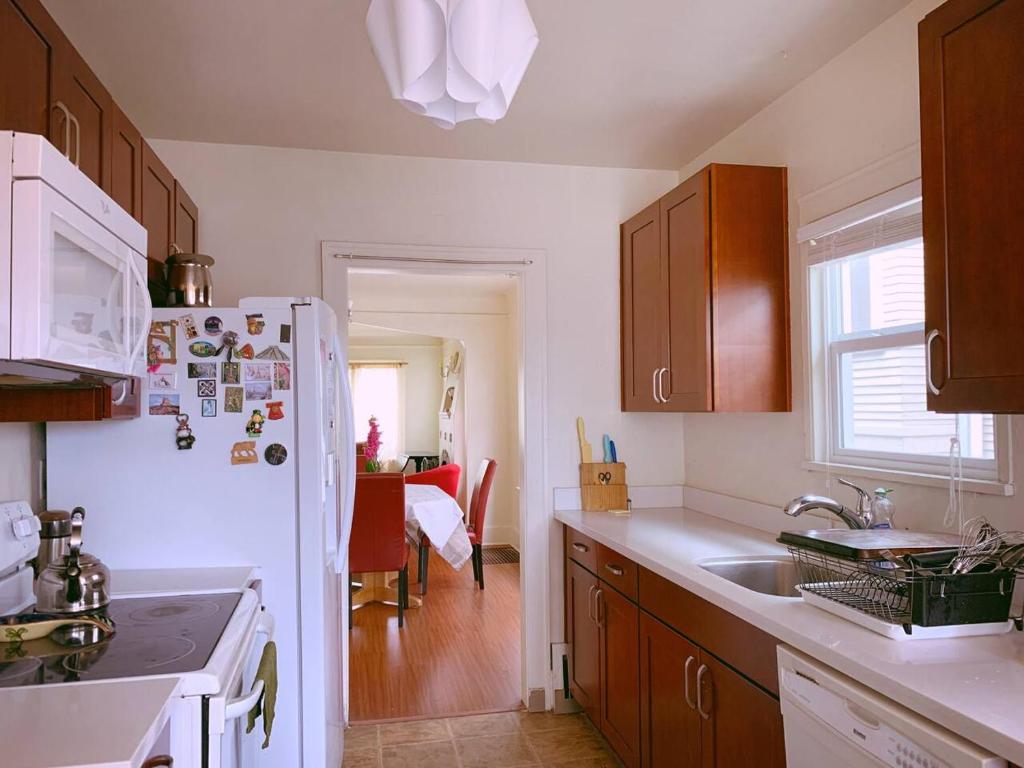 uma cozinha com um frigorífico branco e um lavatório em Eastlake Escape - Cascade em Seattle