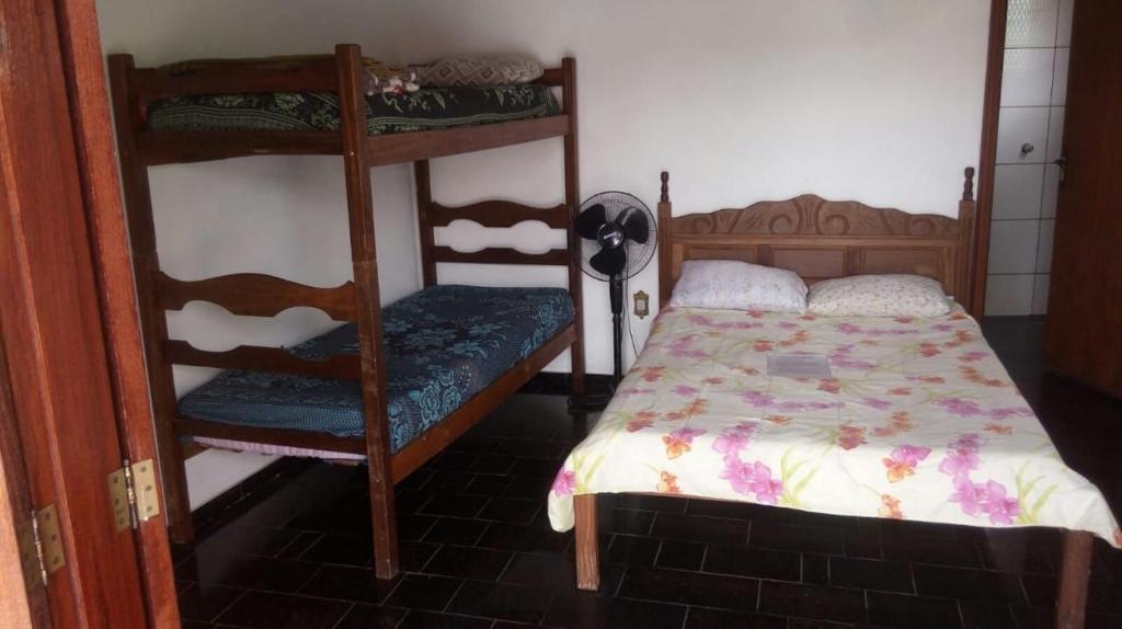 a bedroom with two bunk beds and a bed at Hospedaria Raízes de Afrodite in São Thomé das Letras
