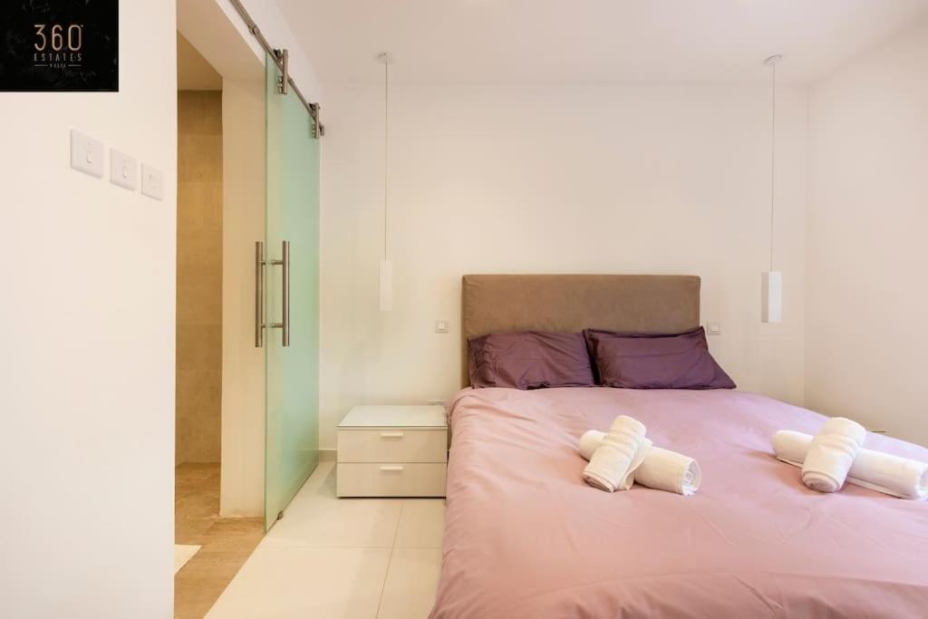 Postel nebo postele na pokoji v ubytování Modern 2BR APT in the quaint village of Marsaskala & AC by 360 Estates