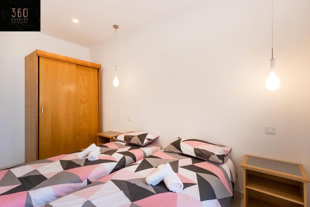 Postel nebo postele na pokoji v ubytování Modern 2BR APT in the quaint village of Marsaskala & AC by 360 Estates
