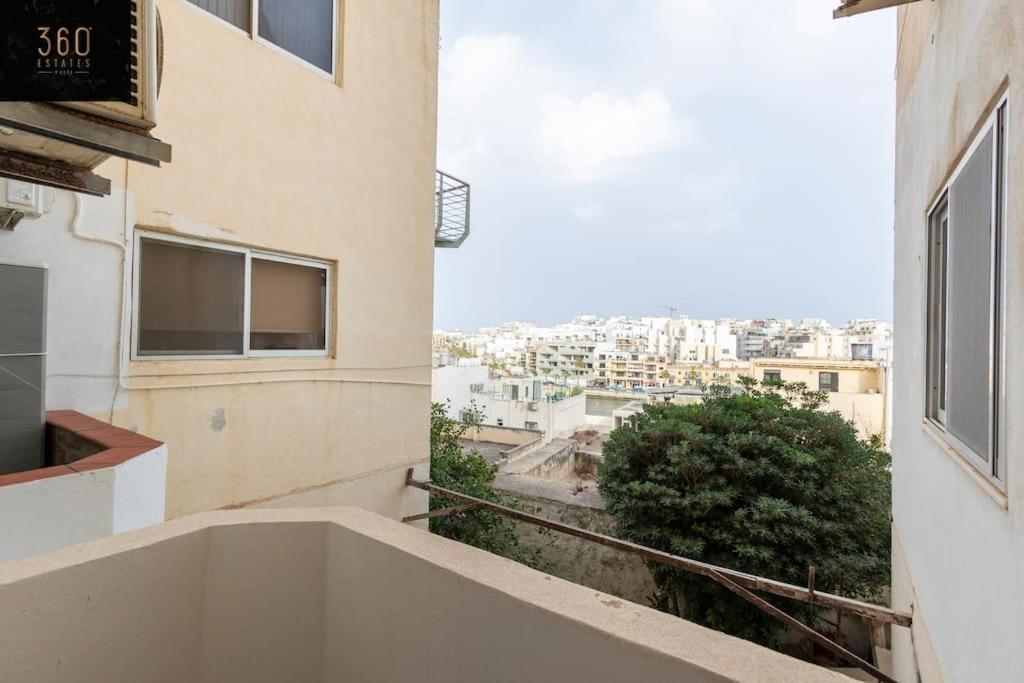 Balkón nebo terasa v ubytování Modern 2BR APT in the quaint village of Marsaskala & AC by 360 Estates