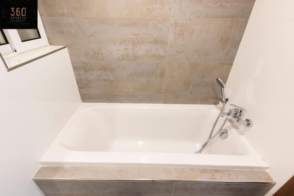 Koupelna v ubytování Modern 2BR APT in the quaint village of Marsaskala & AC by 360 Estates
