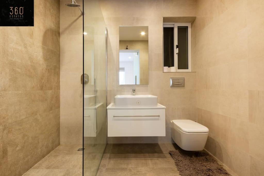 Koupelna v ubytování Modern 2BR APT in the quaint village of Marsaskala & AC by 360 Estates