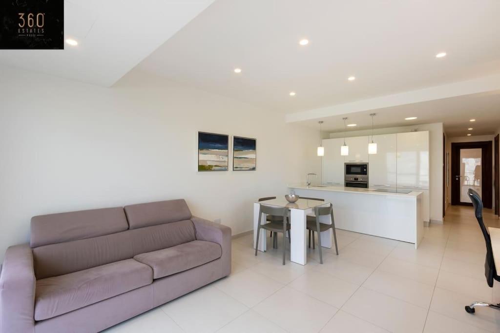 Posezení v ubytování Modern 2BR APT in the quaint village of Marsaskala & AC by 360 Estates
