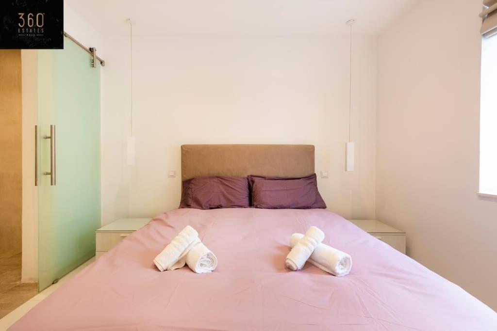 Postel nebo postele na pokoji v ubytování Modern 2BR APT in the quaint village of Marsaskala & AC by 360 Estates