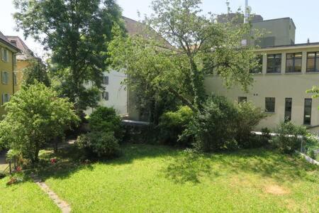 Um jardim no exterior de Zurich Furnished Apartments