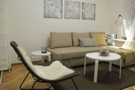 Uma área de estar em Zurich Furnished Apartments