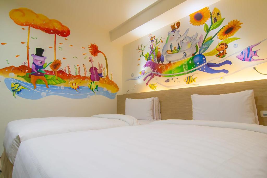 a bedroom with two beds and a painting on the wall at Legend Hotel Kaohsiung Liuhe in Kaohsiung