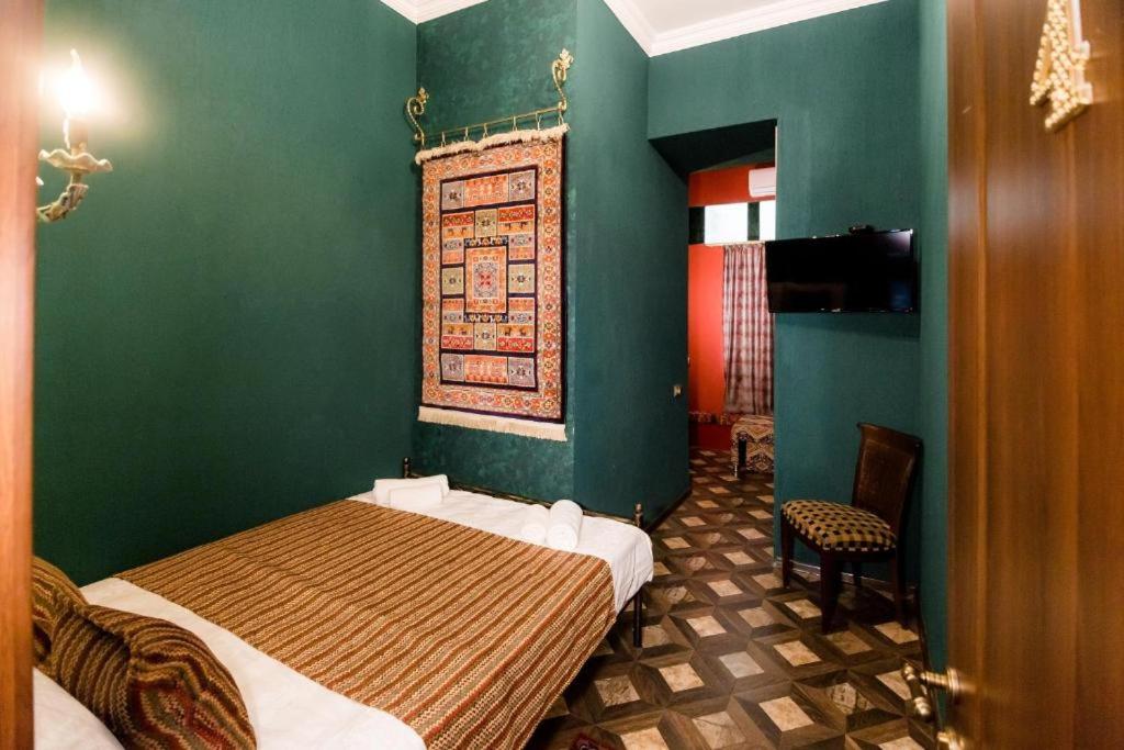 Postel nebo postele na pokoji v ubytování Vorontsoff Inn Boutique Hotel