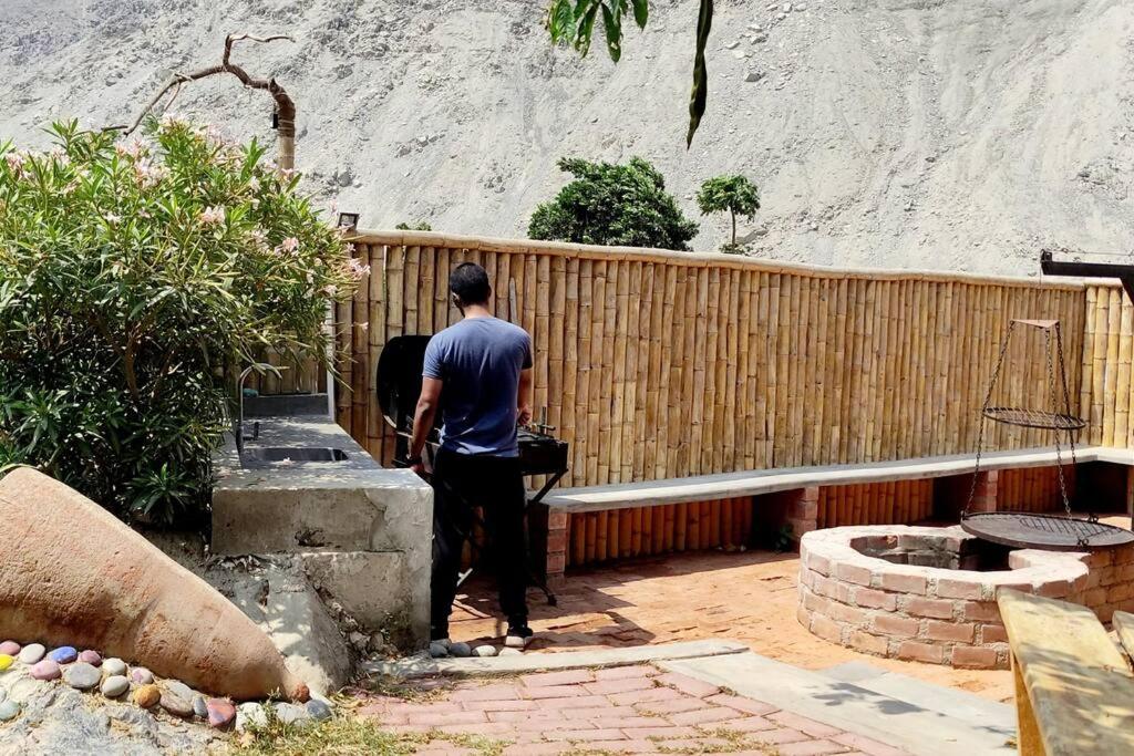 un hombre caminando por una valla de madera en Hermosa casa de campo vacacional La Estancia de Lunahuaná, en Lunahuaná