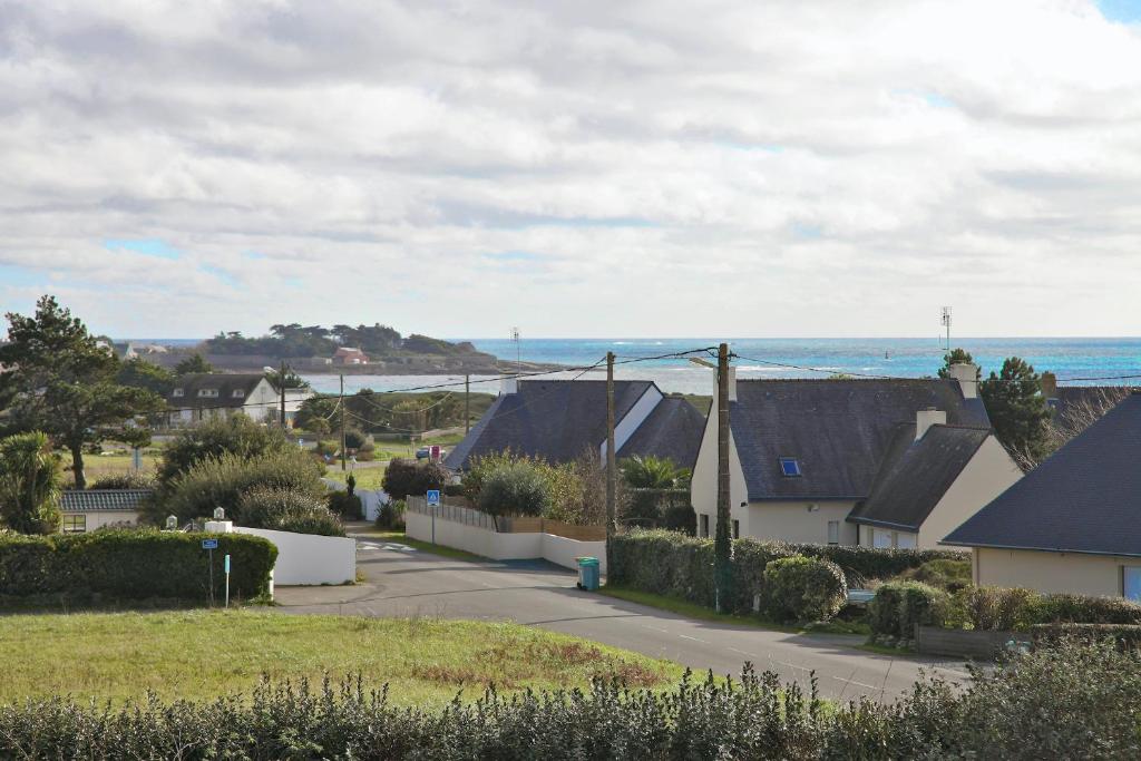 a row of houses with the ocean in the background at Mer, belle vue, emplacement parfait, fonctionnel in Penmarch