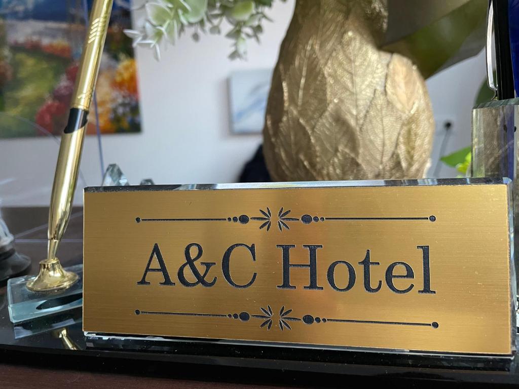 een bord voor een aac hotel zittend op een tafel bij A&C Hotel in Backnang
