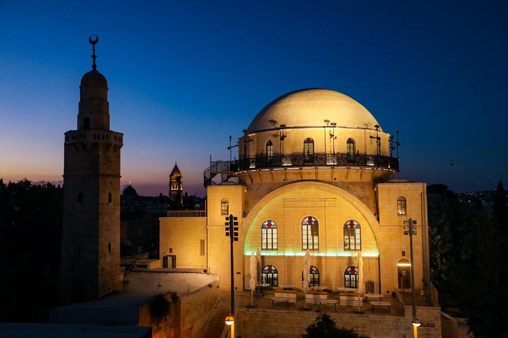 The Maimon House- Old City, Jerusalem في القدس: مبنى عليه مرصد في الليل