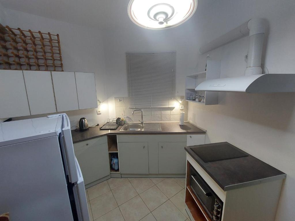 Kuchyňa alebo kuchynka v ubytovaní Garden house Karystos