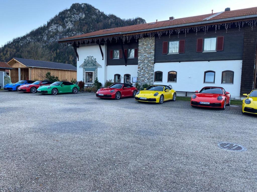 eine Gruppe von Autos, die vor einem Gebäude geparkt sind in der Unterkunft Alpinhotel INzeller in Inzell