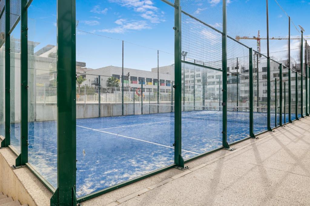Tenis a/nebo squash v ubytování W4 Private Pool - Luxury Style Apartment nebo okolí
